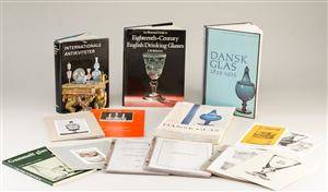 Samling bøger omhandlende glas 13