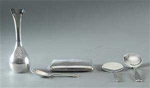 Orchide vase, To Georg Jensen tagtøj, et cigaret etui samt en ske. 5