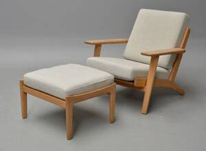 Hans J. Wegner. Lænestol med skammel, model GE-290 og GE-290S2