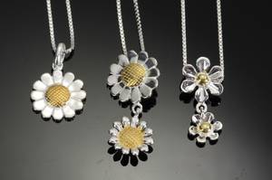 Tre marguerit halssmykker 3