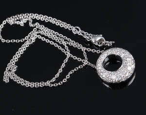 Chaumet, Paris. Cirkelformet brillantvedhæng af 18 kt. hvidguld