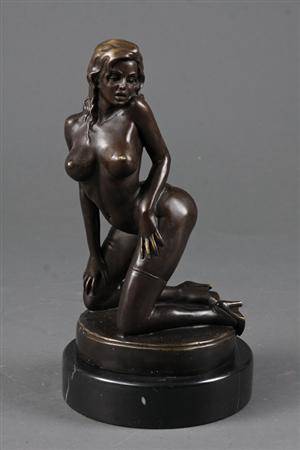 Bronzefigur i form af knælende kvinde