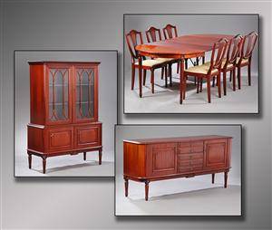 Tua möbler. Mahognispisestue i GustavianskHepplewhite-stil, 1900-tallet, Bord, 6 stole, vitrine, skænk 12