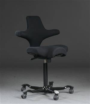 Peter Opsvik. Kontorstol, model Capisco 8106