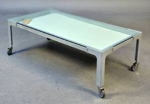 Enzo Berti. Sofabord med stel af metal, plade af glas