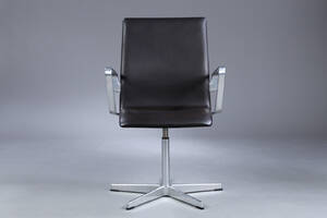 Arne Jacobsen. Oxford stol, model 3171, moccafarvet læder