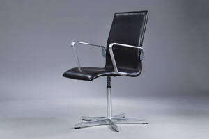 Arne Jacobsen. Oxford stol, model 3171, moccafarvet læder
