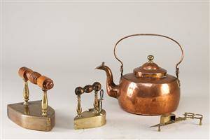 Kobberkedel, messing strygejern og lyssaks 1800-tallet 4