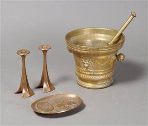 Morter med pistil, stager samt fad, messing og bronze 5