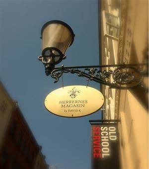 1000 kr gavekort til Herrernes Magasin by David K - Til fordel for DIGNITY