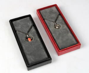 Georg Jensen. Årssmykke 2002 og 2006 i org. æsker. 2