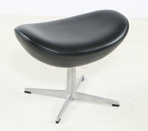 Arne Jacobsen. Skammel til ægget, model 3127