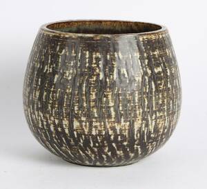 Gunnar Nylund Vase af stentøj dekoreret med lys og brungrøn glasur.