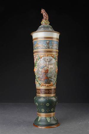 Mettlach. Stor Sankt Hubertus lågpokal af keramik, ca. 1900