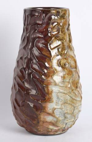 Christian Bruun Unika vase af stentøj modelleret i let relief, dekoreret med lyse og brunlige glasurer.