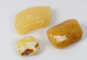 Tre ravklumper, lyst dansk rav, 209 gram. 3