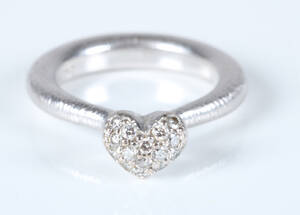 Ole Lynggaard. Hjertering af 18 kt hvidguld med brillanter, ca. 0.27 ct