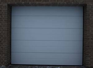 Eldrevet, leddelt garageport med linie. Str. 300x240 cm.