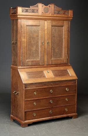 To-delt Louis XVI chatol med overskab, egetræ. 1800-tallet