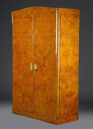 Art deco klædeskab af birk og birkerod. 1900-tallets første halvdel.