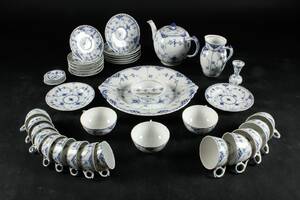 Royal Copenhagen. Musselmalet delvist hel- halvblonde kaffestel 43