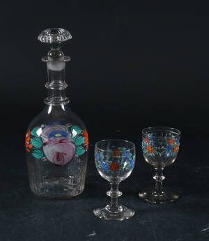 Tøndeformet karaffel med blomsterfrise med to blomsterdekorerede glas 3