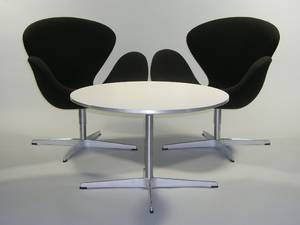 Arne Jacobsen, par Svaner, model 3329, med coffeetable, for Fritz Hansen 3