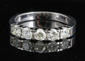 Ring in 14kt gold set with 5 brilliant cut diamonds 0.90 ct