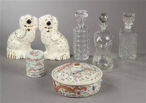 Fem dele kinesisk porcelæn, tre karafler og to Staffordshire hunde, 1900-tallet 10