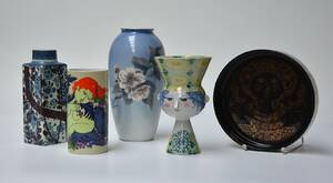 Bjørn Wiinblad m. fl. Opsats, vaser, skål af keramik, fajance og porcelæn. 5