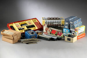 Märklin. Samling lokomotiver, vogne, overledningsmateriel, skinner m.m. fra perioden ca. 1950€™erne €“ 1980€™erne