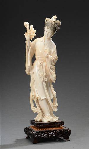 Japansk elfenbens figur i form af Geisha - 1900 tallet