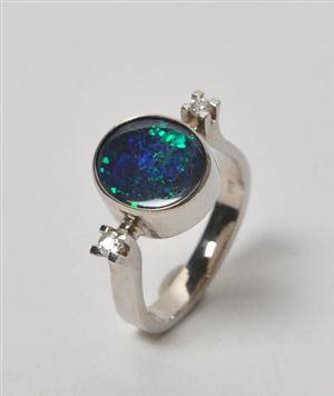 Erik Solodziuk - ring af 14 kt. hvidguld med opal og brillanter