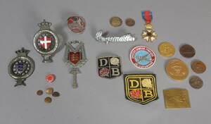 Samling bil emblemer, medaljer m.m.