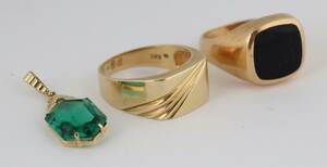 To herreringe, den ene med onyx, den anden med ciselering og et vedhæng af guld 3