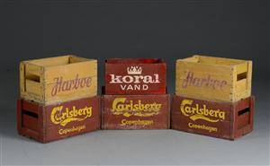 En samling øl og sodavandskasser af træ, Carlsberg, Harboe, Faxe 6