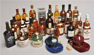 En samling whisky, bl.a. Chivas Brothers Royal Salute. 30