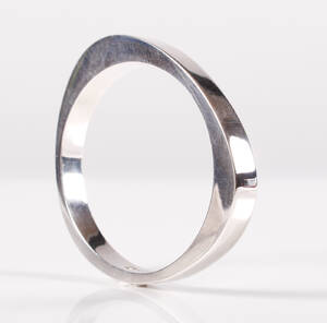 Lina Falkesgaard for Georg Jensen. Extra moderne armring af sterlingsølv