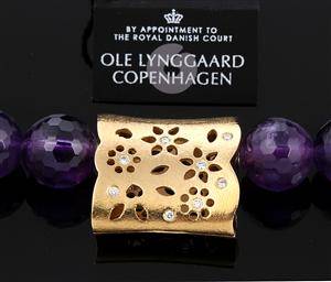 Ole Lynggaard. Blonde lås i 18 kt. rødguld med brillanter og ametystkæde