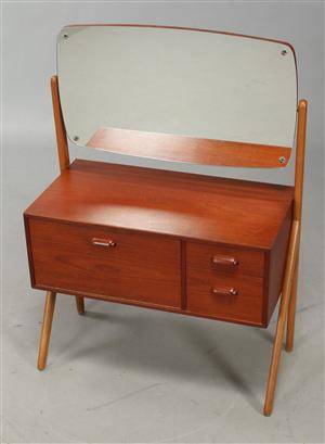 Ørum møbelfabrik. Sminkebordtoiletbord af teak og eg.