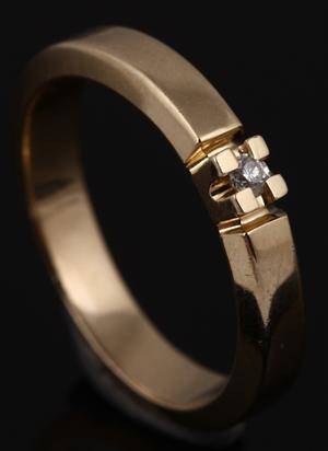 Solitairering af 14 kt. guld prydet med brillant