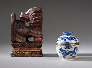 Kinesisk teskål af porcelæn og figur af træ, 1800-1900-tallet 2