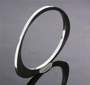 Lina Falkesgaard for Georg Jensen. Extra moderne armring af sterlingsølv