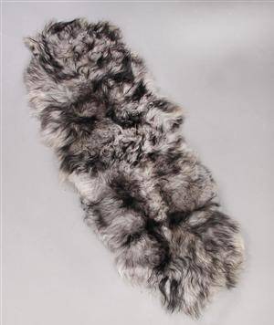Økologisk Islandsk forligger, fåreskind - long wool. Farve Light Grey blacktop