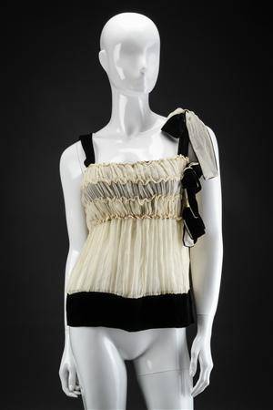 Habitjakke, sort, str. 36-38, mrk. Patrizia Pepe. Silke stropbluse, str. m. Mrk. Twin-set. 2