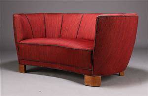 Dansk møbelproducent. To-pers. sofa, bananformet