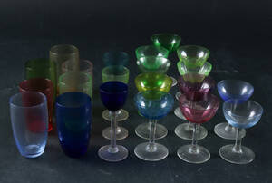 Samling farvede børneglas og likørglas 21