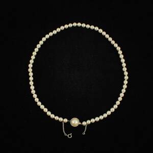 Pärlcollier, Med silverlås. Längd 45