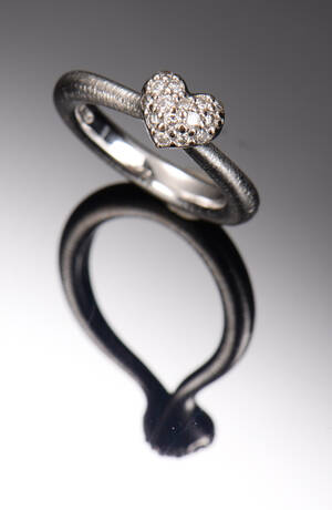 Ole Lynggaard. Hjertering af 18 kt hvidguld med brillanter, ca. 0.27 ct