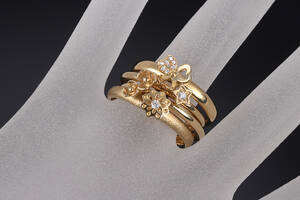 Spinning. Fire ringe af 10 kt. guld med syntetiske zirkoner, str. 58,5 4